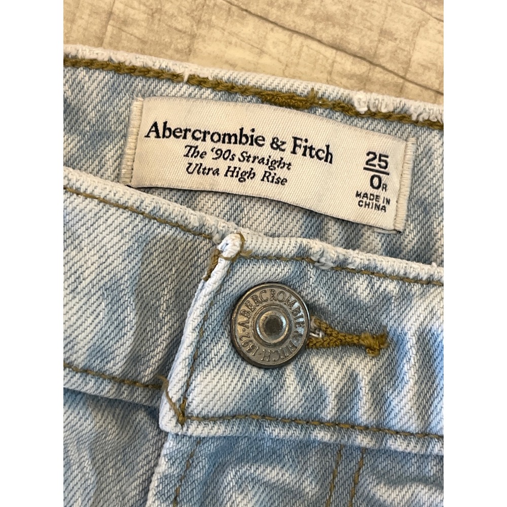 Abercrombie & Fitch The 90s Straight Ultra High Rise Carpenter Light Wash 25